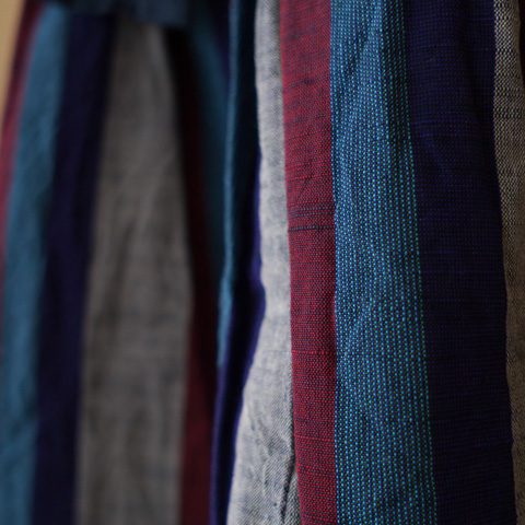 会津木綿のはでじまを使ったタックスカート。全体が暗くなる秋冬コーデにもこんなスカートをたまに取り入れるのも良いですね！